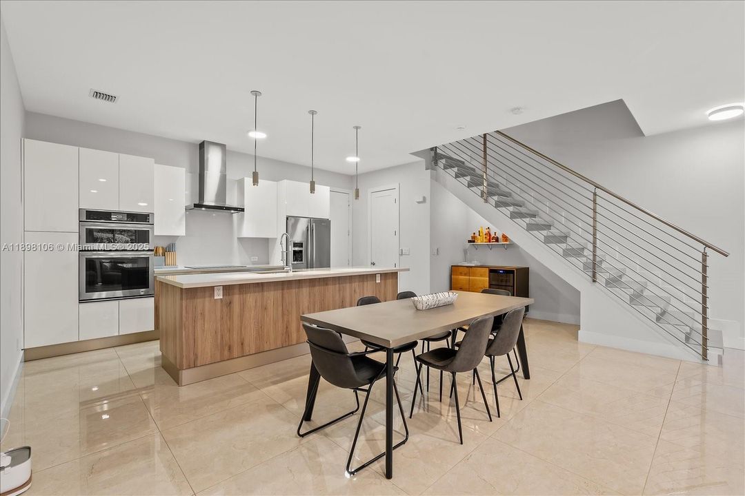 Под контрактом: $865,000 (3 спален, 3 ванн, 1913 Квадратных фут)