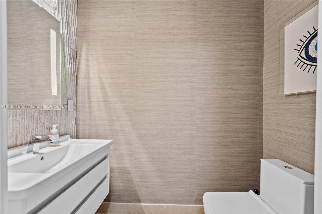 Под контрактом: $865,000 (3 спален, 3 ванн, 1913 Квадратных фут)