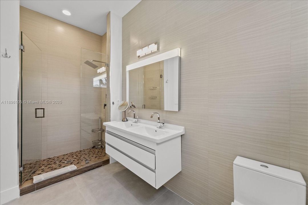 Под контрактом: $865,000 (3 спален, 3 ванн, 1913 Квадратных фут)