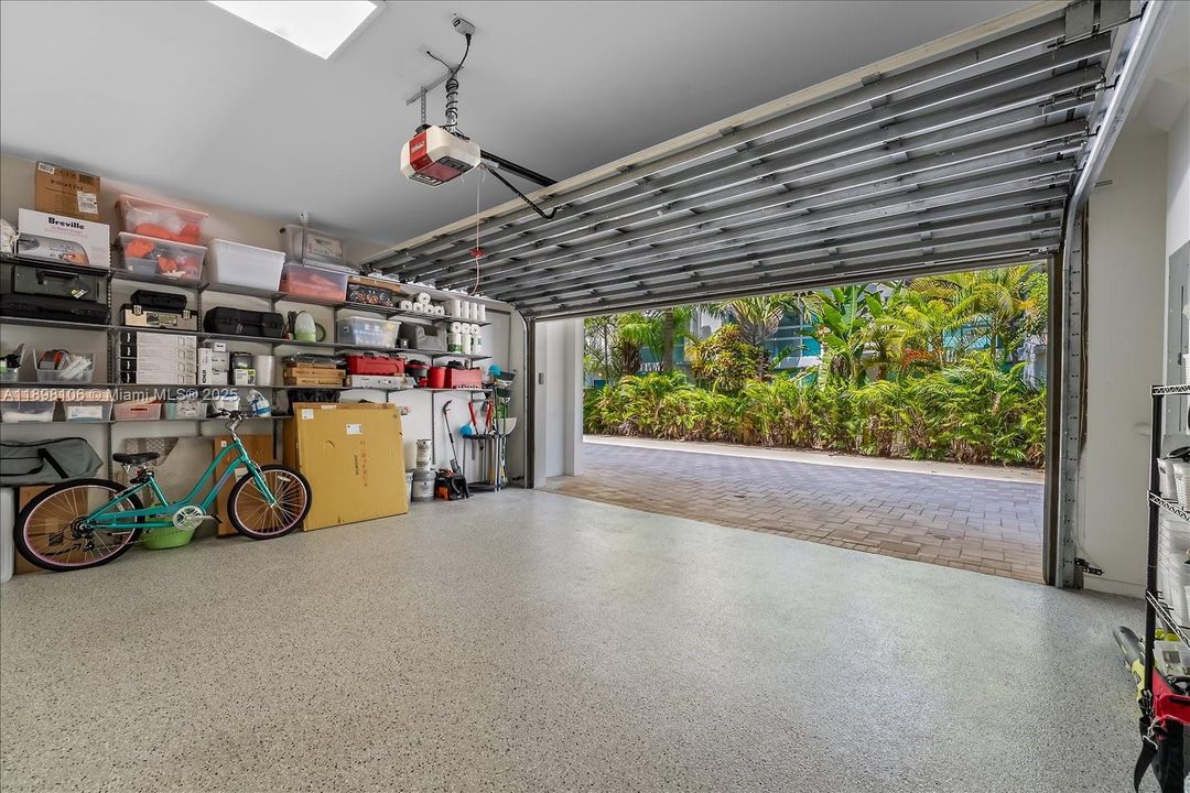 Под контрактом: $865,000 (3 спален, 3 ванн, 1913 Квадратных фут)