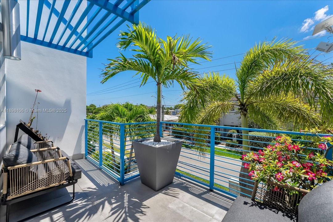 Под контрактом: $865,000 (3 спален, 3 ванн, 1913 Квадратных фут)