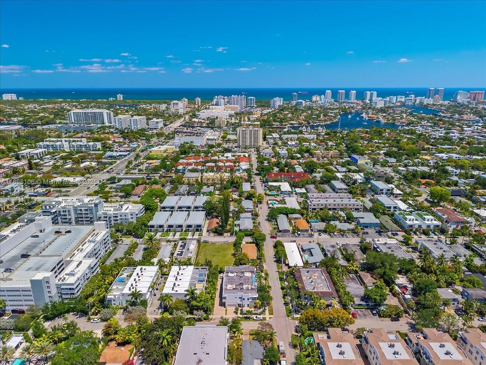 Под контрактом: $865,000 (3 спален, 3 ванн, 1913 Квадратных фут)