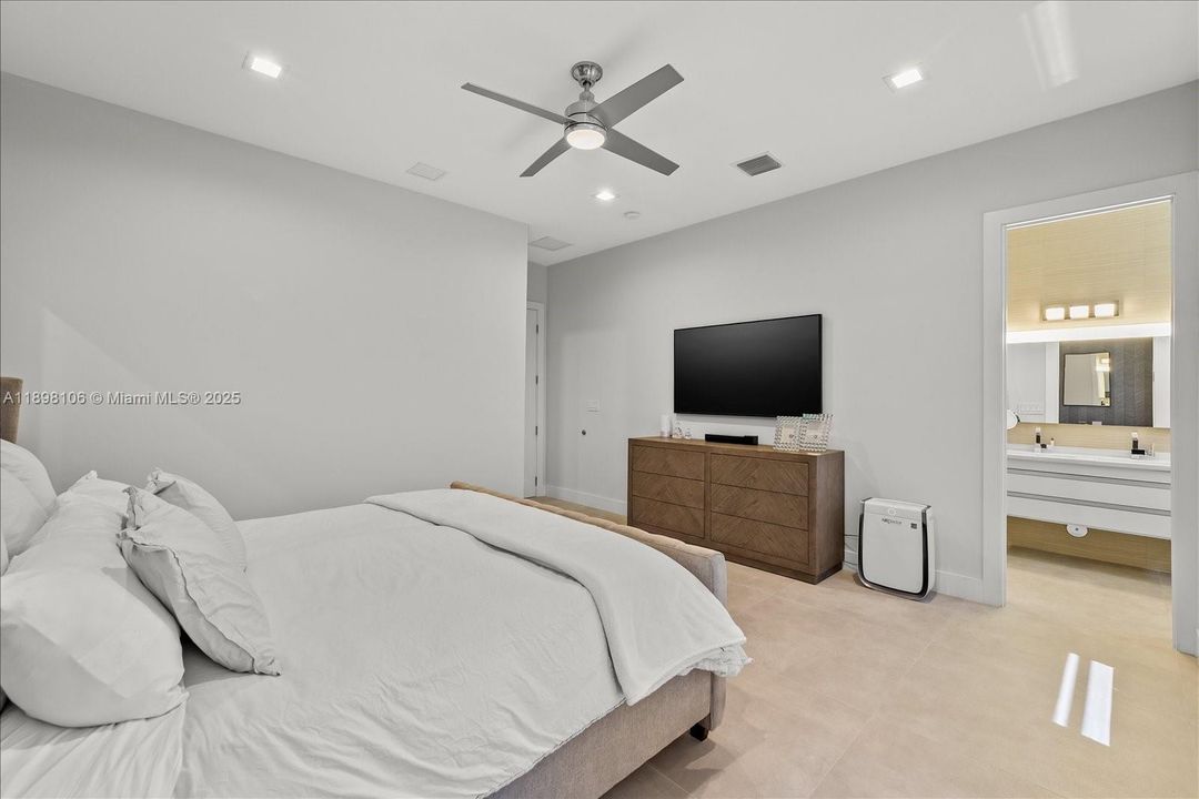 Под контрактом: $865,000 (3 спален, 3 ванн, 1913 Квадратных фут)