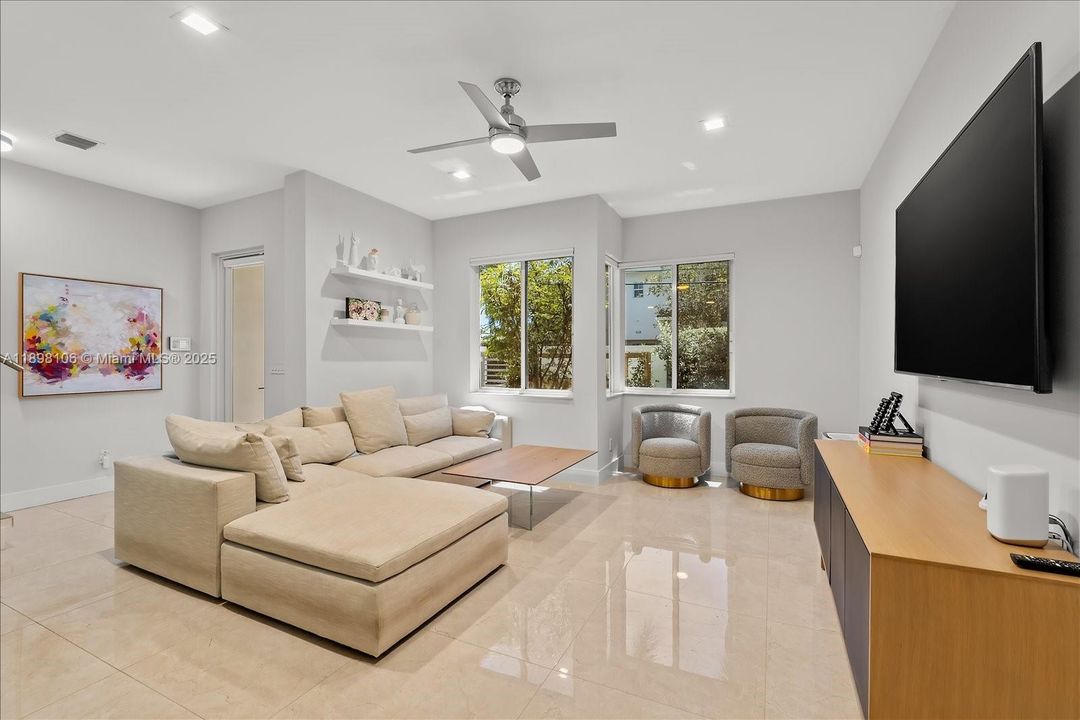 Под контрактом: $865,000 (3 спален, 3 ванн, 1913 Квадратных фут)