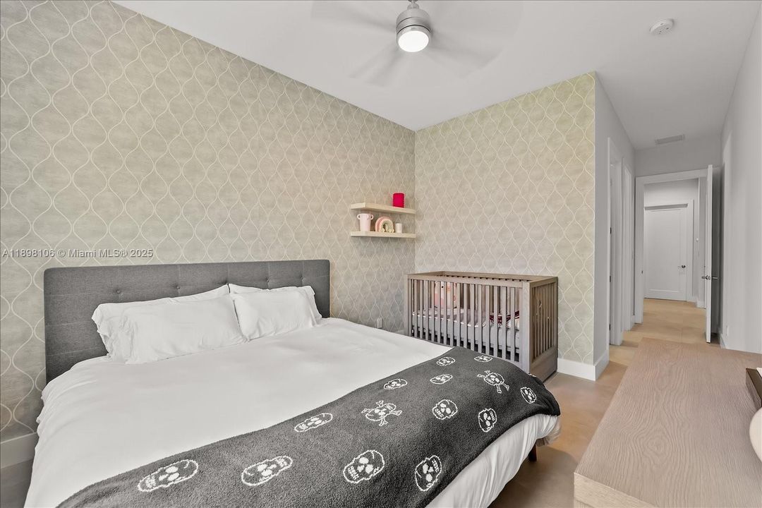 Под контрактом: $865,000 (3 спален, 3 ванн, 1913 Квадратных фут)