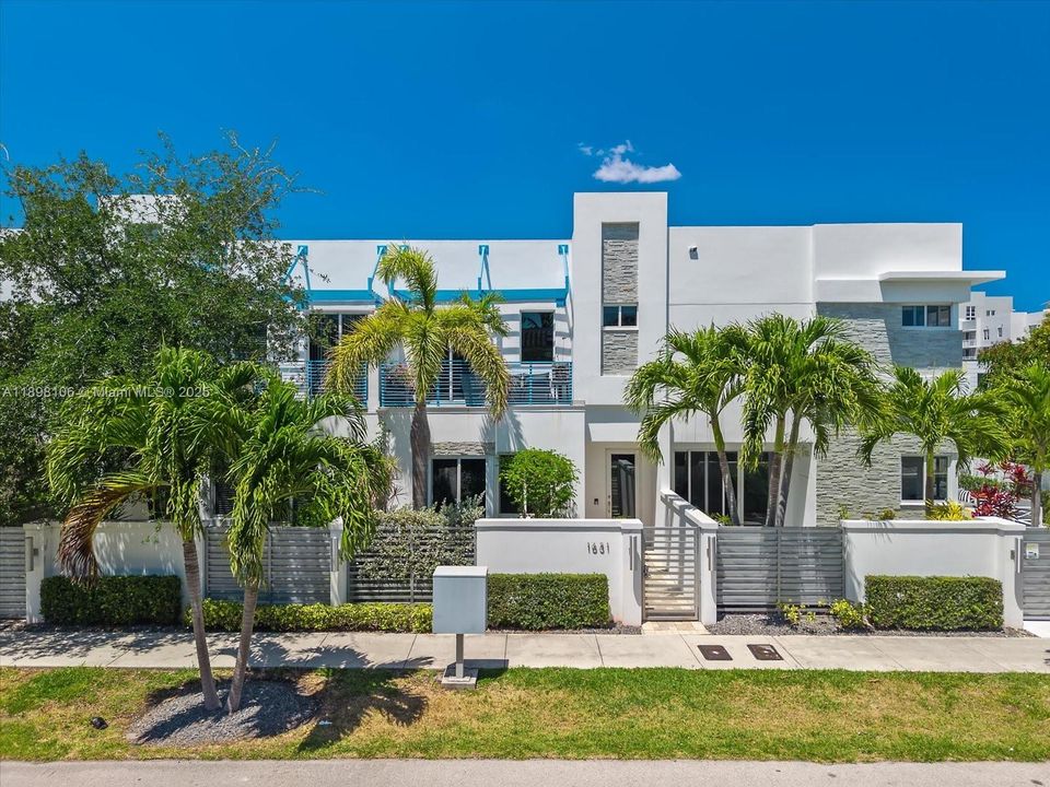 Под контрактом: $865,000 (3 спален, 3 ванн, 1913 Квадратных фут)