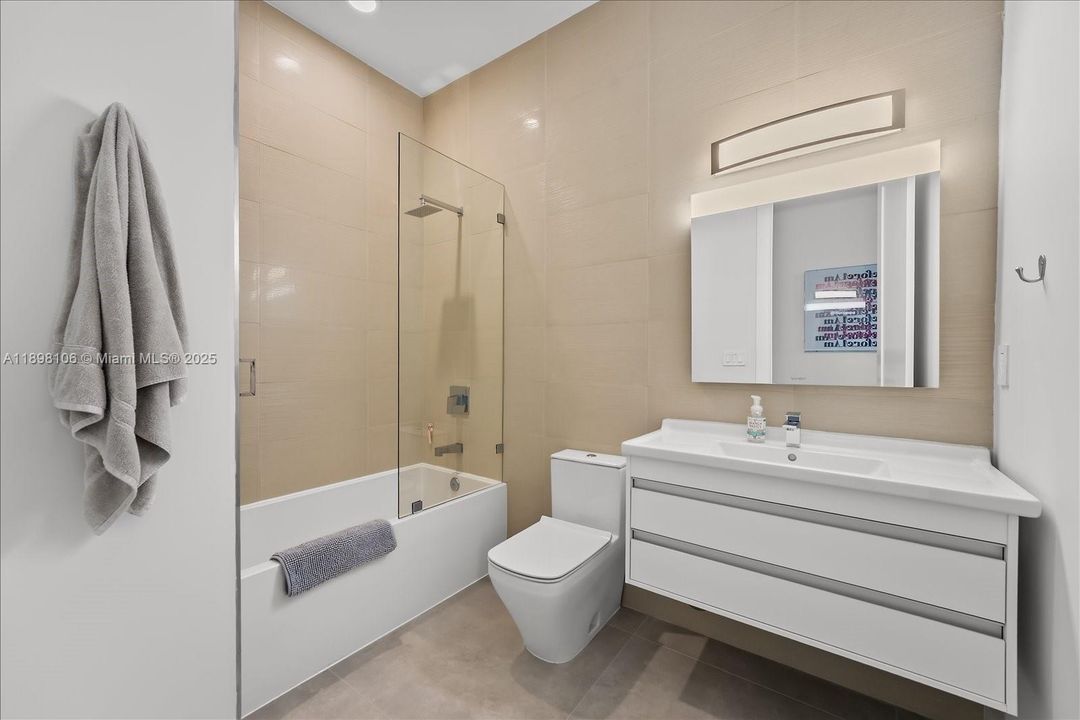 Под контрактом: $865,000 (3 спален, 3 ванн, 1913 Квадратных фут)