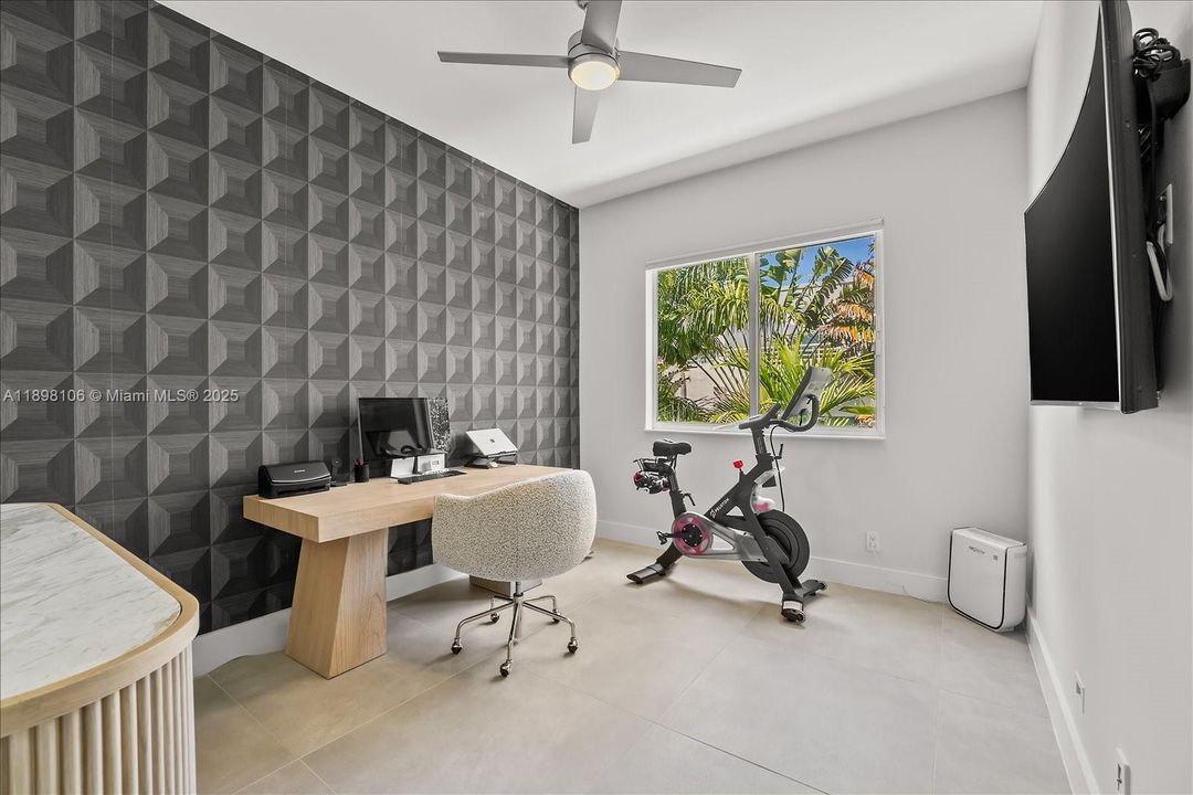 Под контрактом: $865,000 (3 спален, 3 ванн, 1913 Квадратных фут)