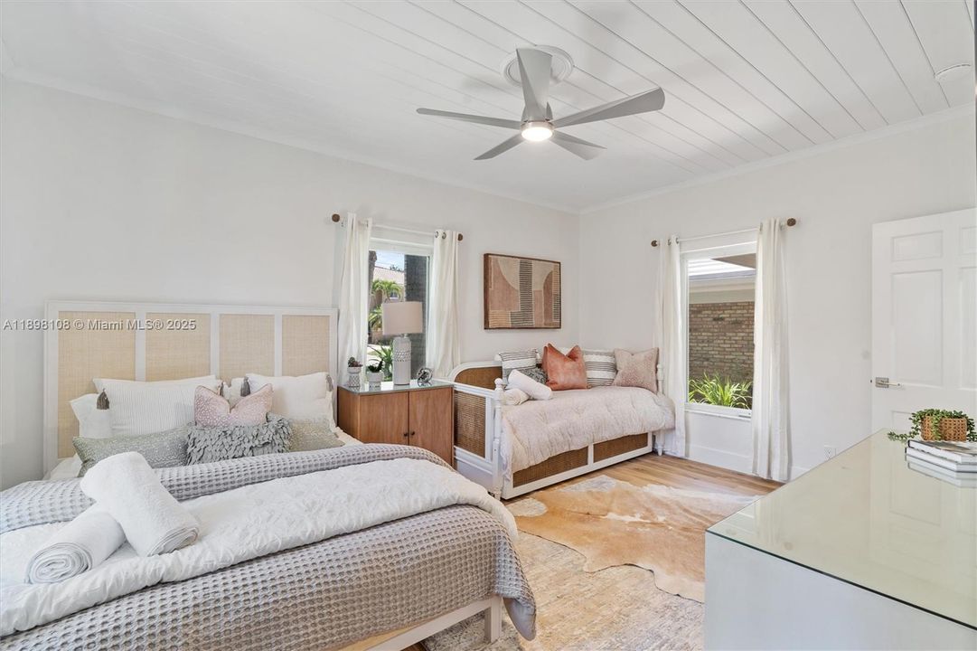 出租: $9,000 (3 贝兹, 2 浴室, 2217 平方英尺)