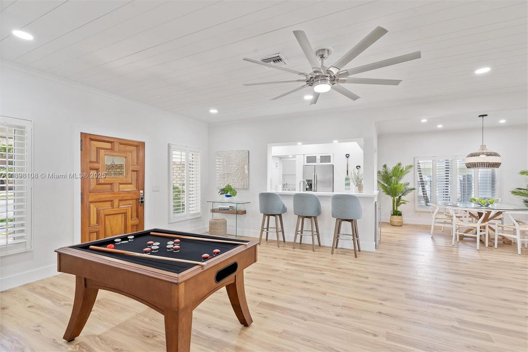 出租: $9,000 (3 贝兹, 2 浴室, 2217 平方英尺)