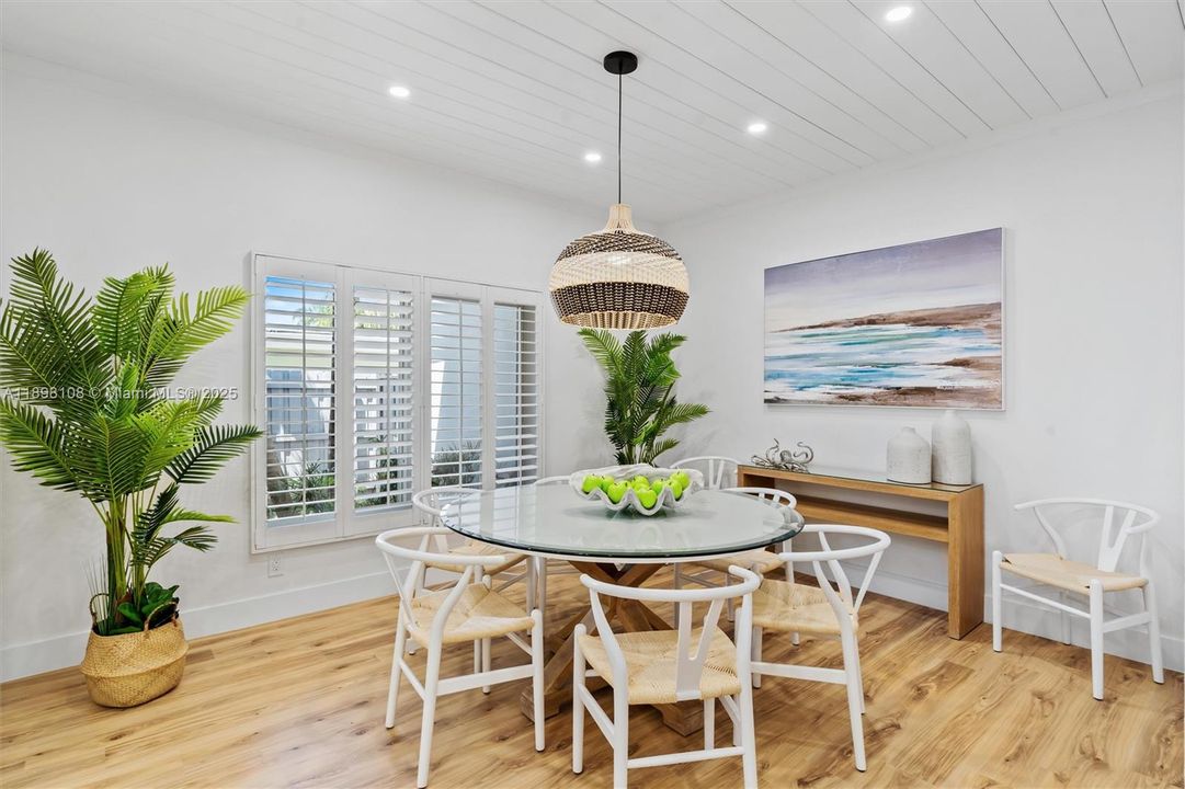 出租: $9,000 (3 贝兹, 2 浴室, 2217 平方英尺)