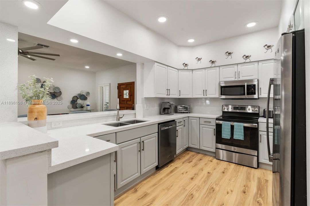 出租: $9,000 (3 贝兹, 2 浴室, 2217 平方英尺)