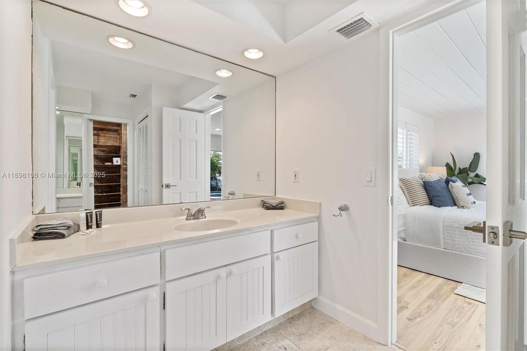 出租: $9,000 (3 贝兹, 2 浴室, 2217 平方英尺)