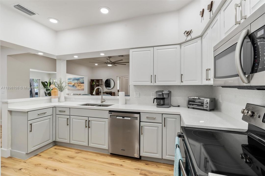 出租: $9,000 (3 贝兹, 2 浴室, 2217 平方英尺)