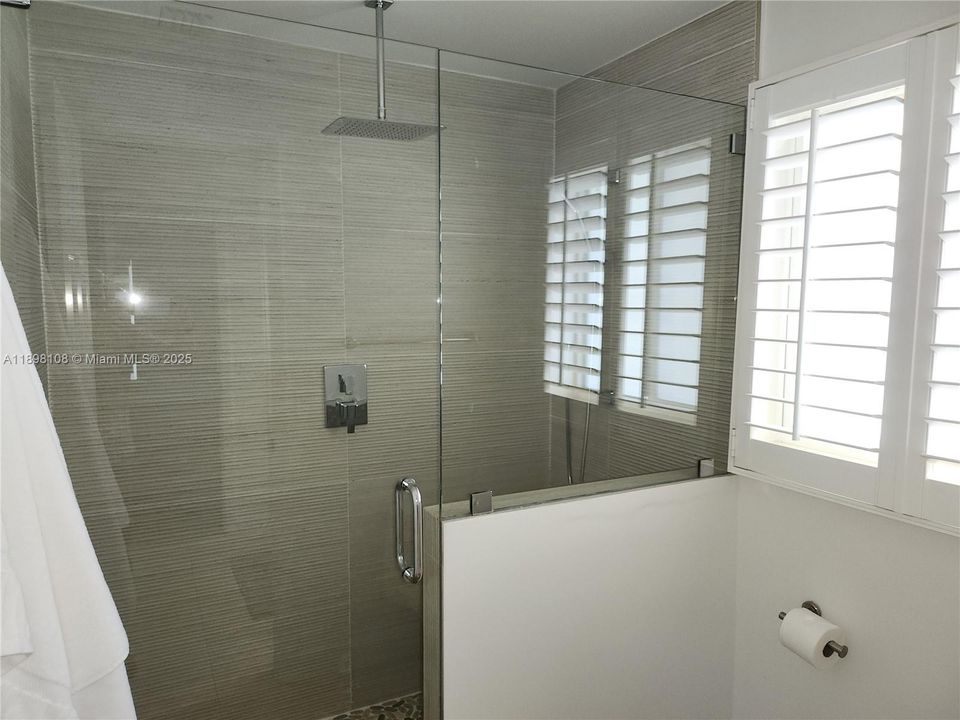 出租: $9,000 (3 贝兹, 2 浴室, 2217 平方英尺)