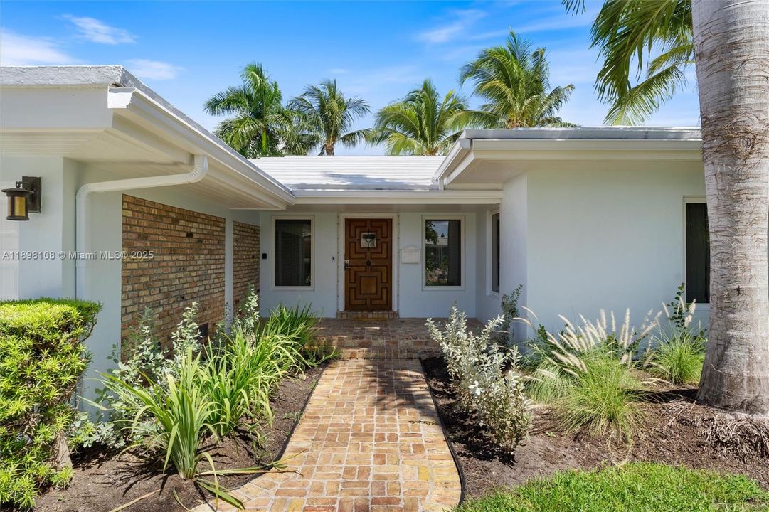 出租: $9,000 (3 贝兹, 2 浴室, 2217 平方英尺)