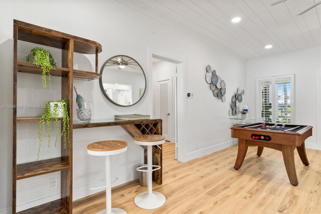 出租: $9,000 (3 贝兹, 2 浴室, 2217 平方英尺)