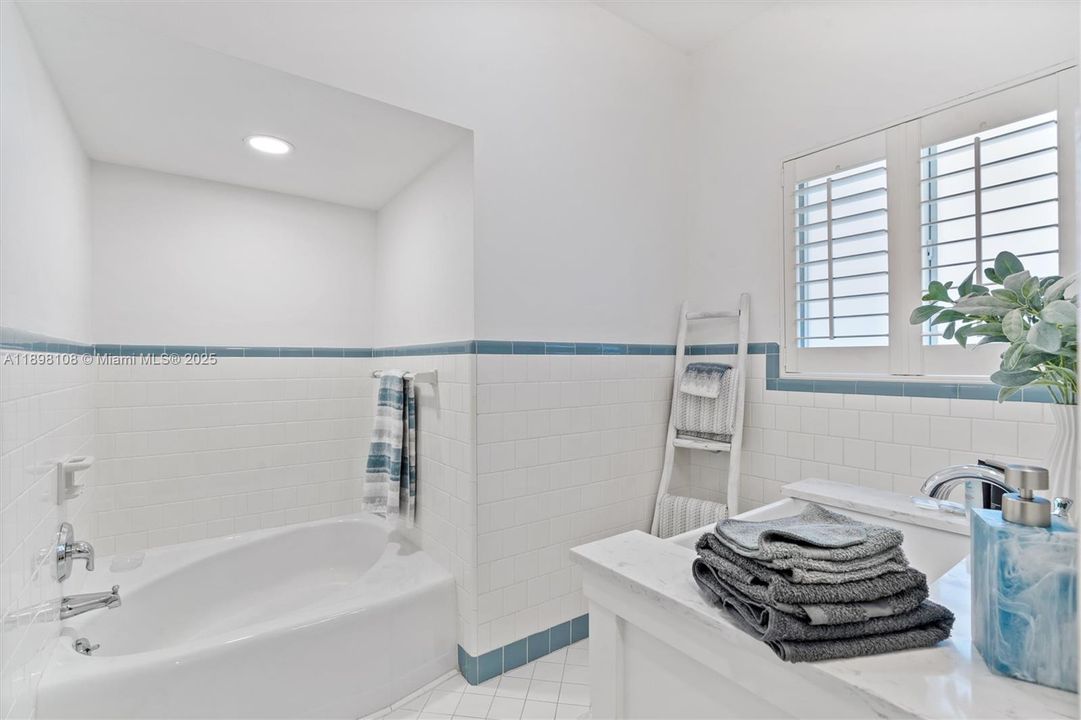 出租: $9,000 (3 贝兹, 2 浴室, 2217 平方英尺)