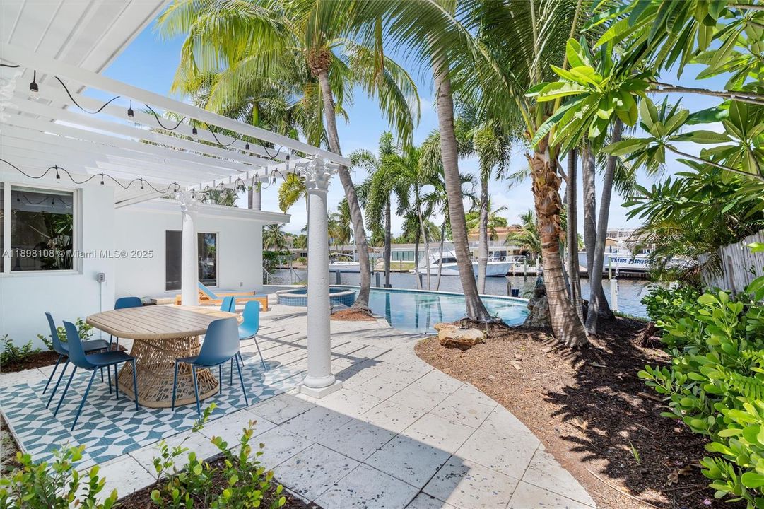 出租: $9,000 (3 贝兹, 2 浴室, 2217 平方英尺)