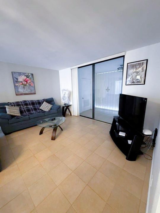 出租: $1,300 (1 贝兹, 2 浴室, 1000 平方英尺)