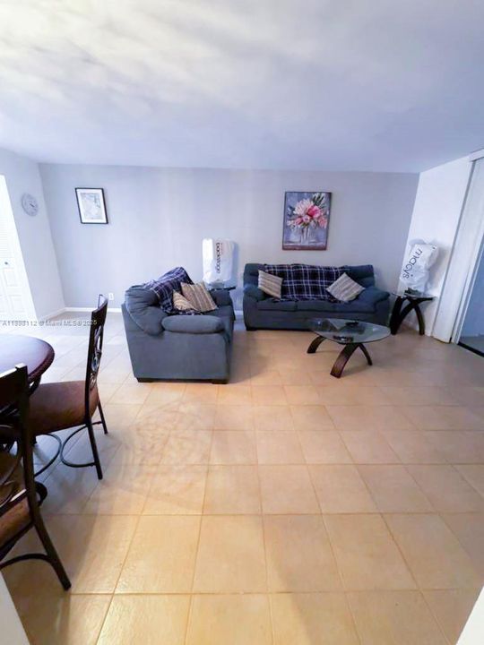 出租: $1,300 (1 贝兹, 2 浴室, 1000 平方英尺)