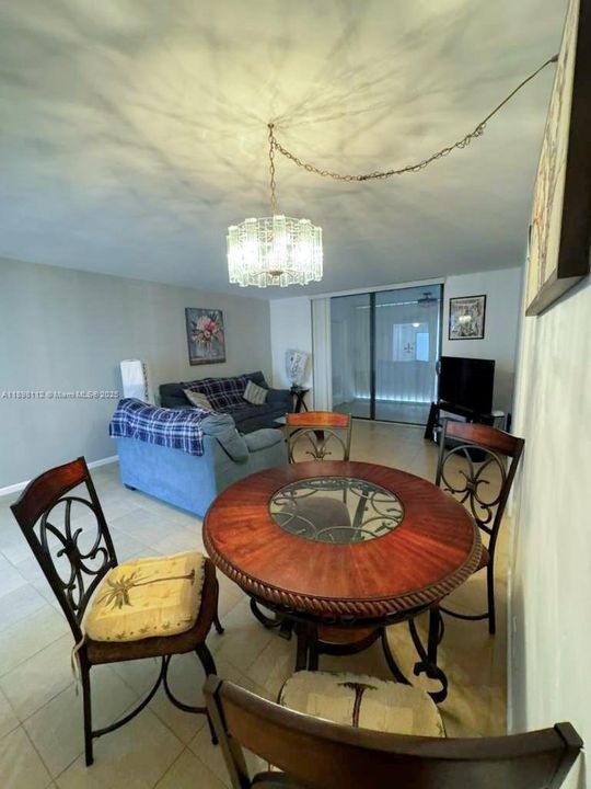 出租: $1,300 (1 贝兹, 2 浴室, 1000 平方英尺)