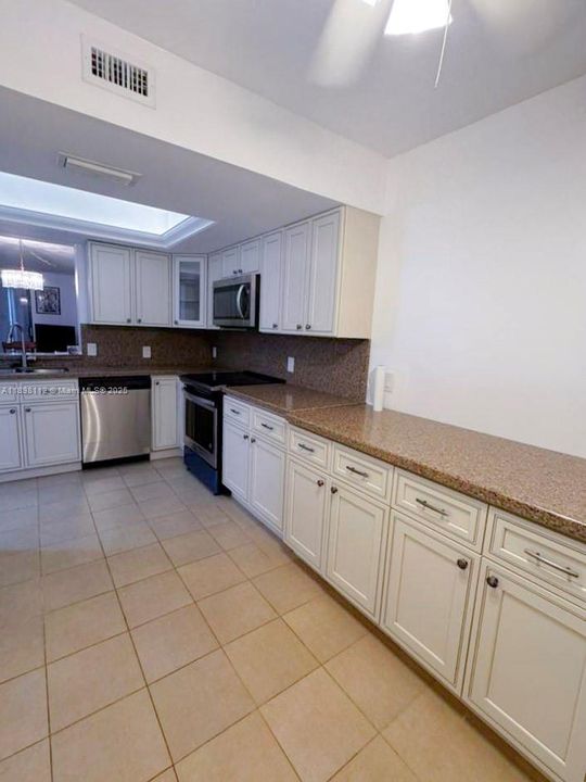 出租: $1,300 (1 贝兹, 2 浴室, 1000 平方英尺)