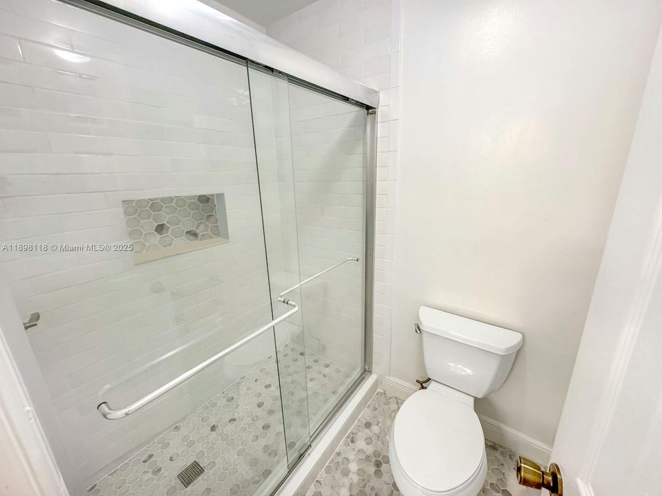 合同活跃: $425,000 (3 贝兹, 2 浴室, 1377 平方英尺)