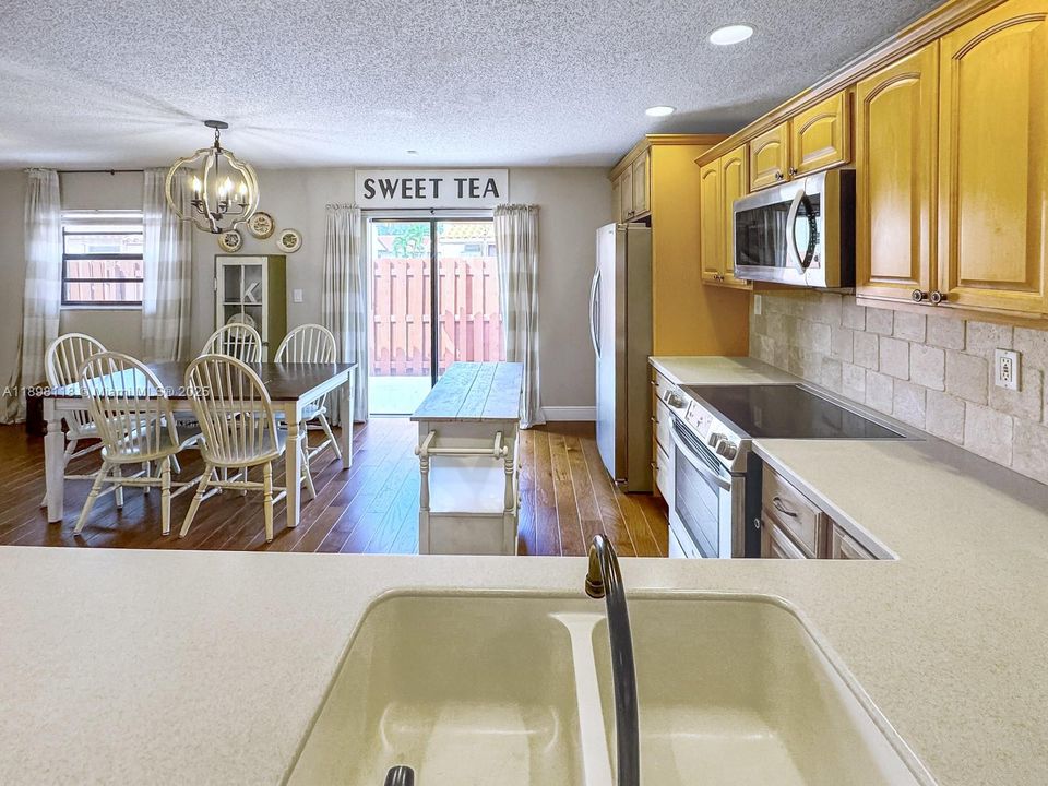 合同活跃: $425,000 (3 贝兹, 2 浴室, 1377 平方英尺)