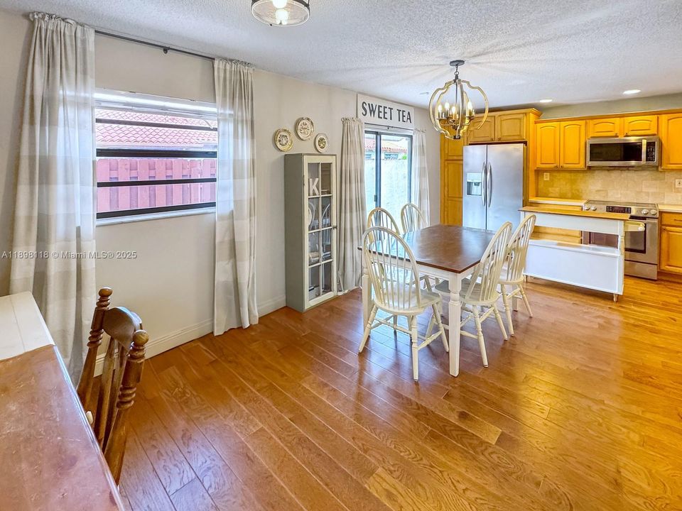 合同活跃: $425,000 (3 贝兹, 2 浴室, 1377 平方英尺)