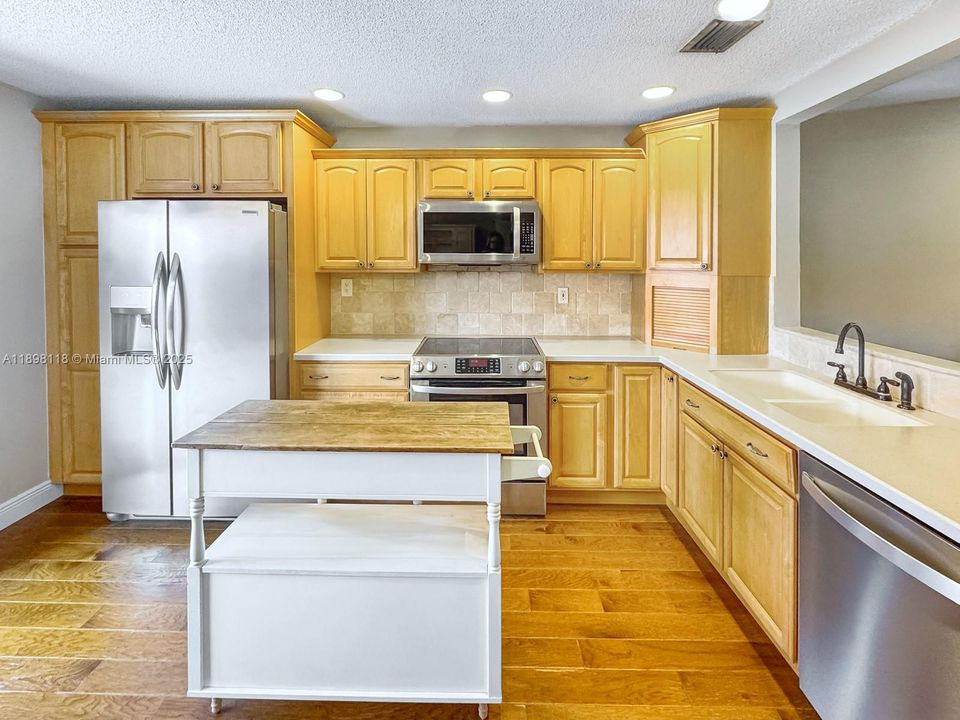 合同活跃: $425,000 (3 贝兹, 2 浴室, 1377 平方英尺)