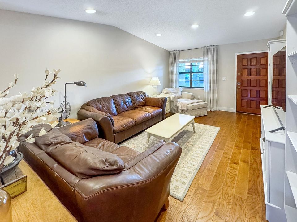 合同活跃: $425,000 (3 贝兹, 2 浴室, 1377 平方英尺)