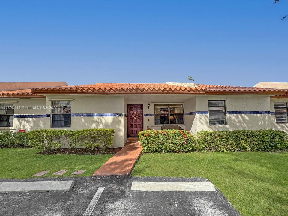 合同活跃: $425,000 (3 贝兹, 2 浴室, 1377 平方英尺)