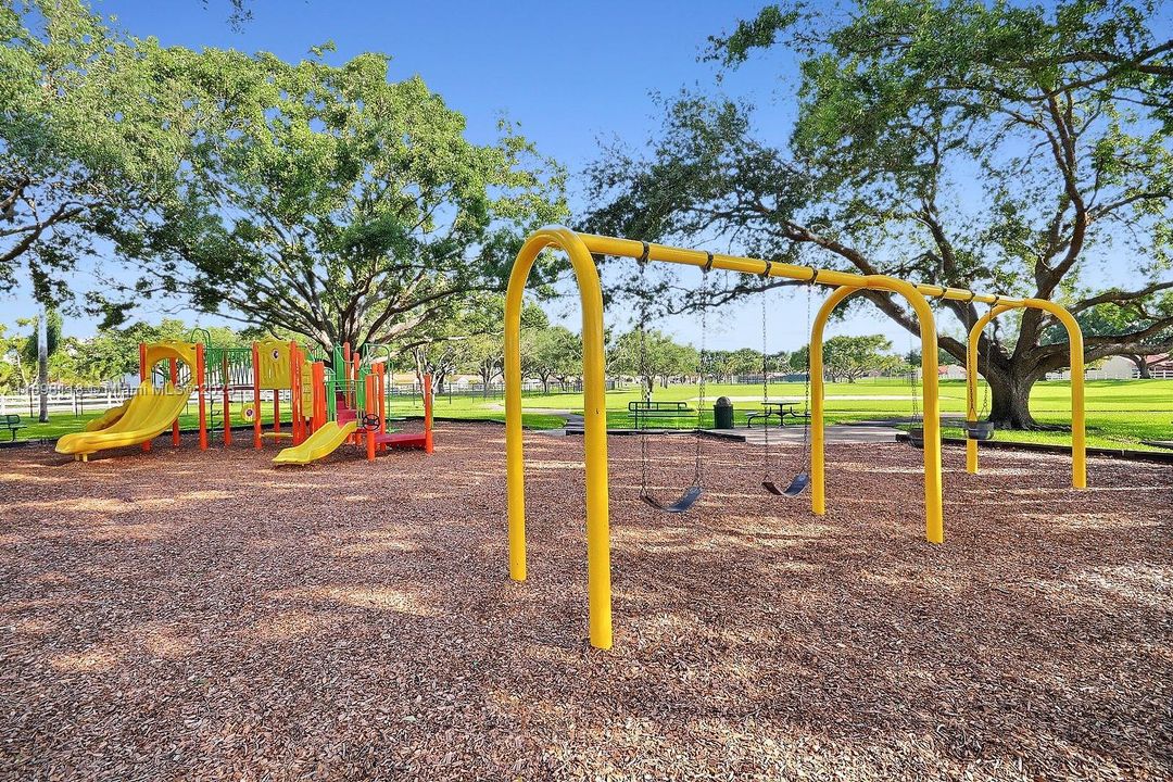 合同活跃: $425,000 (3 贝兹, 2 浴室, 1377 平方英尺)