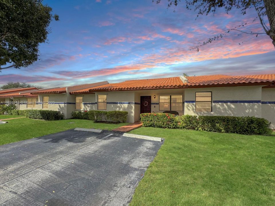 合同活跃: $425,000 (3 贝兹, 2 浴室, 1377 平方英尺)