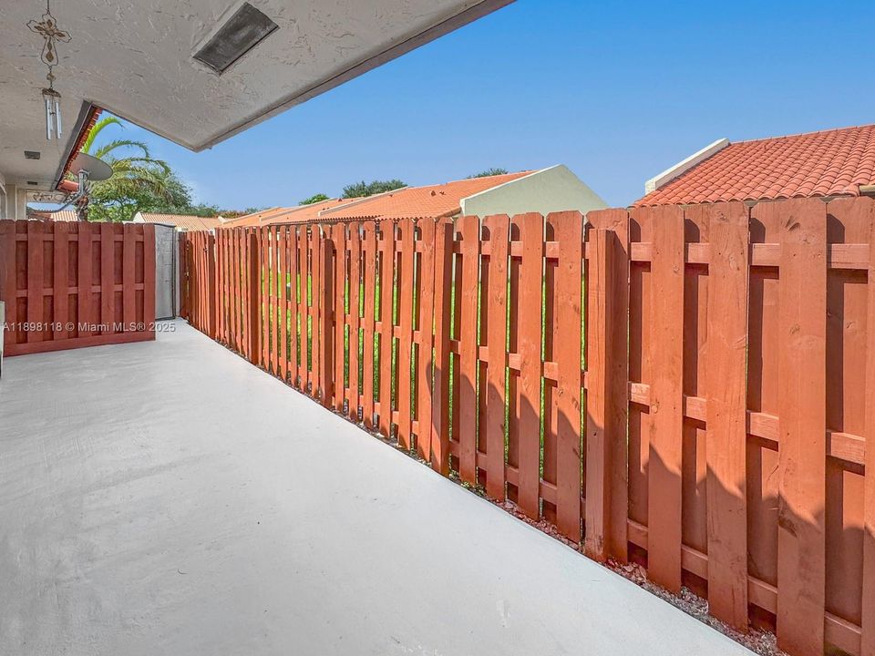 合同活跃: $425,000 (3 贝兹, 2 浴室, 1377 平方英尺)