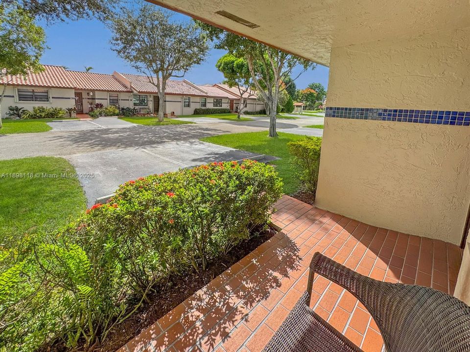 合同活跃: $425,000 (3 贝兹, 2 浴室, 1377 平方英尺)