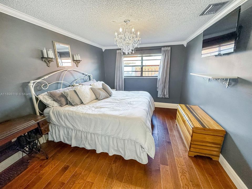 合同活跃: $425,000 (3 贝兹, 2 浴室, 1377 平方英尺)