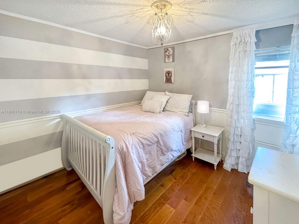 合同活跃: $425,000 (3 贝兹, 2 浴室, 1377 平方英尺)