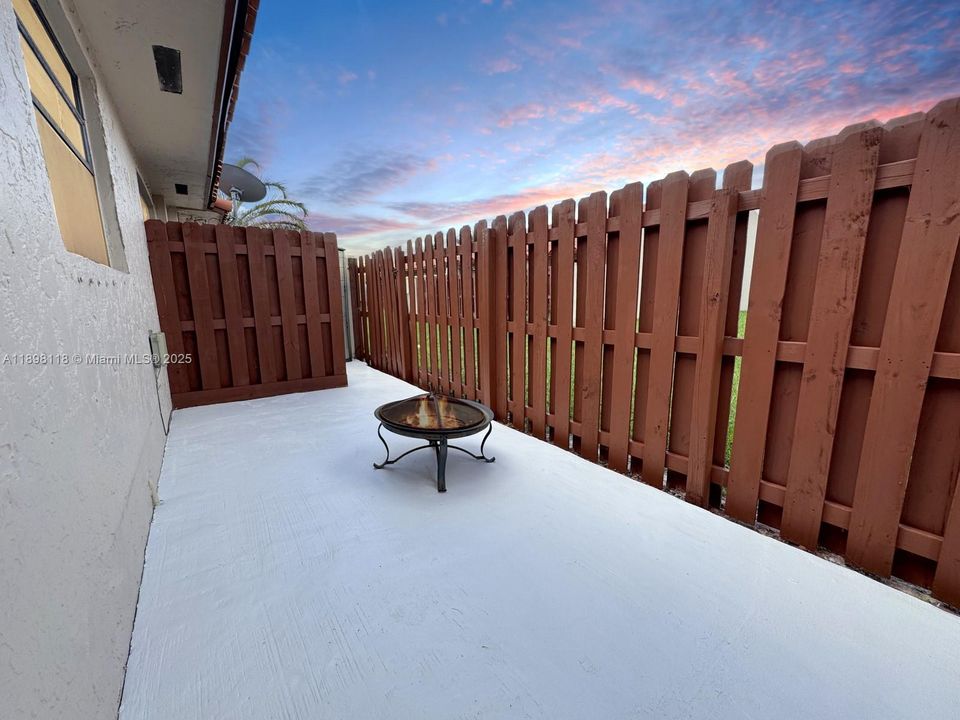 合同活跃: $425,000 (3 贝兹, 2 浴室, 1377 平方英尺)