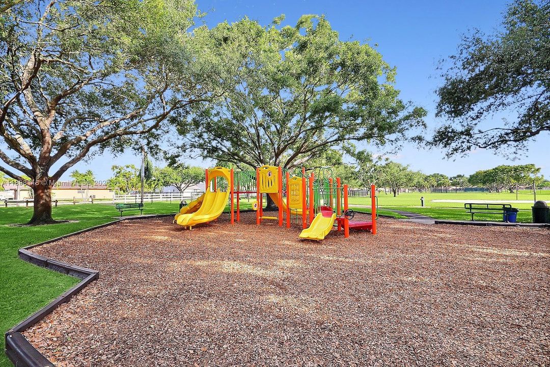 合同活跃: $425,000 (3 贝兹, 2 浴室, 1377 平方英尺)