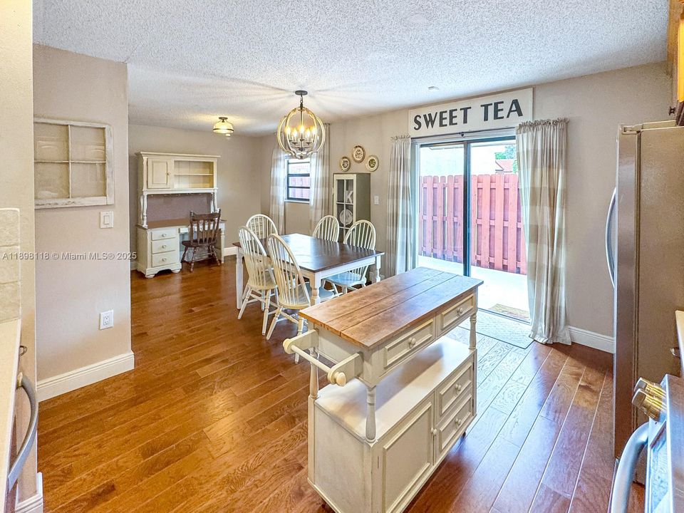 合同活跃: $425,000 (3 贝兹, 2 浴室, 1377 平方英尺)