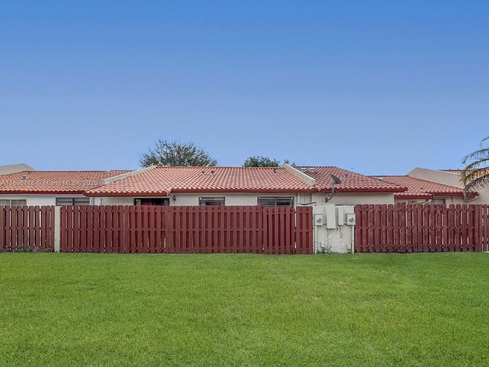 合同活跃: $425,000 (3 贝兹, 2 浴室, 1377 平方英尺)