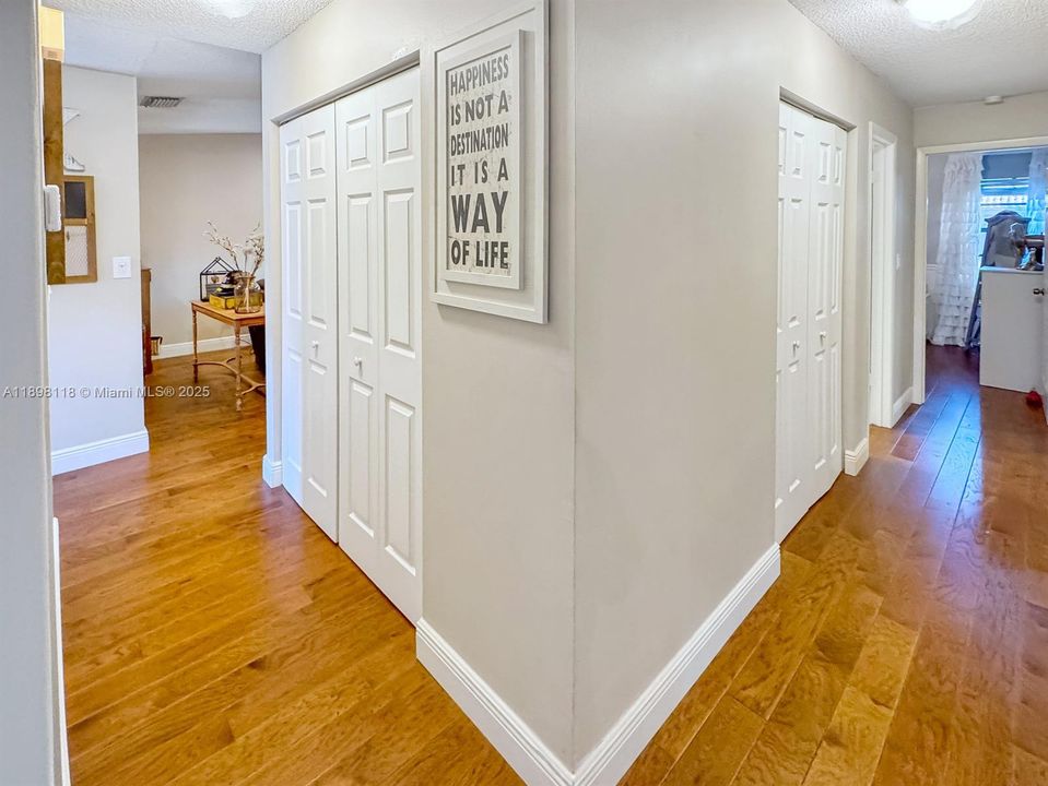 合同活跃: $425,000 (3 贝兹, 2 浴室, 1377 平方英尺)