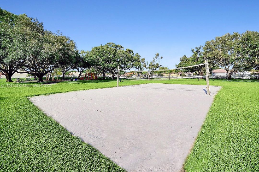 合同活跃: $425,000 (3 贝兹, 2 浴室, 1377 平方英尺)