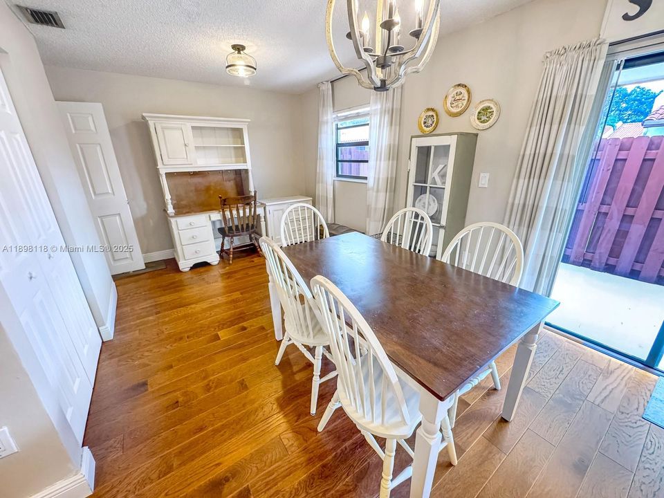 合同活跃: $425,000 (3 贝兹, 2 浴室, 1377 平方英尺)