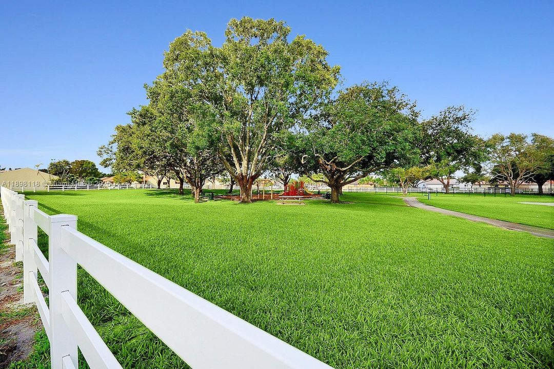 合同活跃: $425,000 (3 贝兹, 2 浴室, 1377 平方英尺)