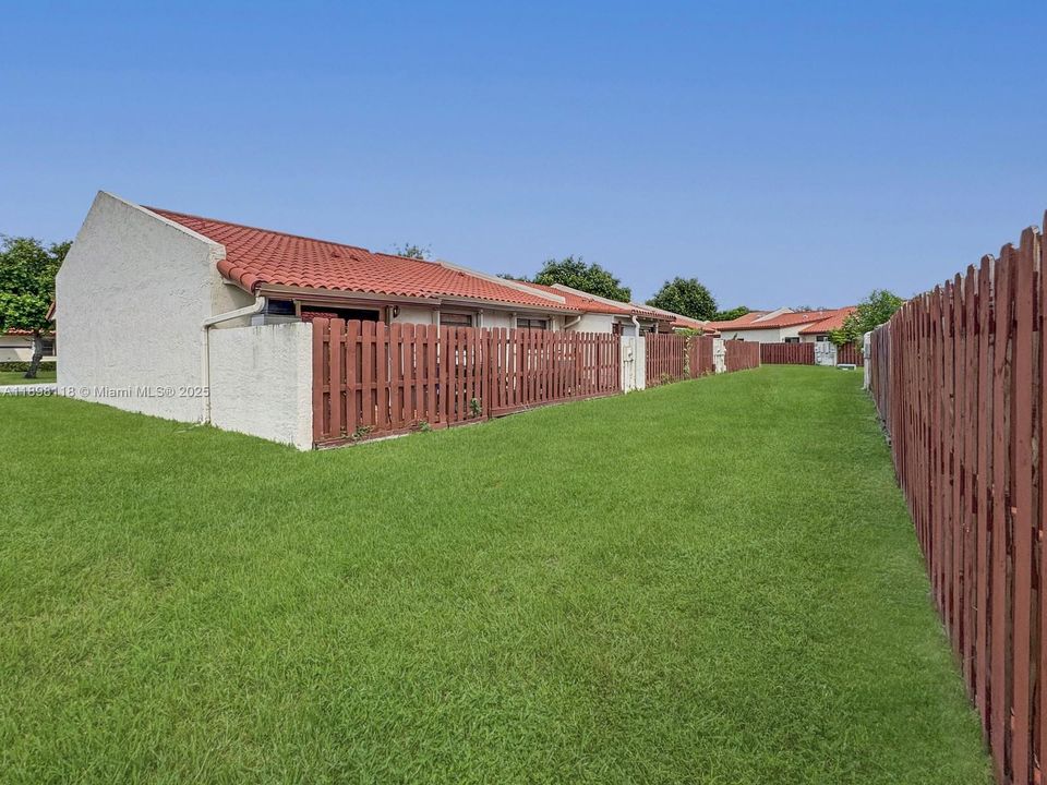 合同活跃: $425,000 (3 贝兹, 2 浴室, 1377 平方英尺)