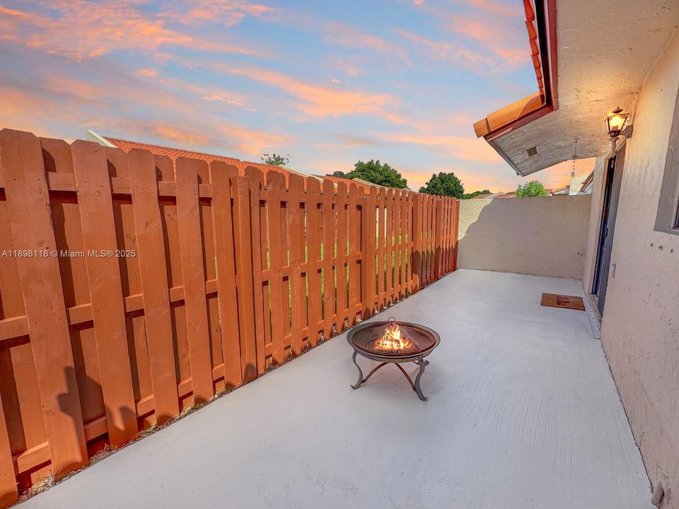 合同活跃: $425,000 (3 贝兹, 2 浴室, 1377 平方英尺)