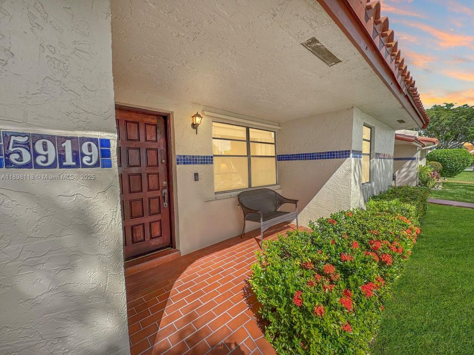 合同活跃: $425,000 (3 贝兹, 2 浴室, 1377 平方英尺)